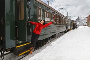 Chica feliz en el tren de Flåm - Noruega