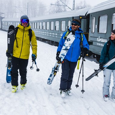 Esquiadores en el tren de Flåm - Noruega