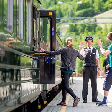 Choque de manos en el tren de Flåm - Noruega