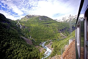 Río junto al tren de Flåm, Noruega