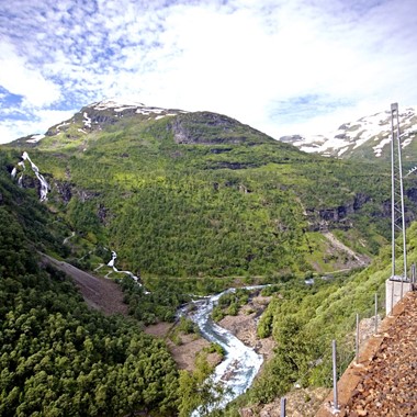Río junto al tren de Flåm, Noruega