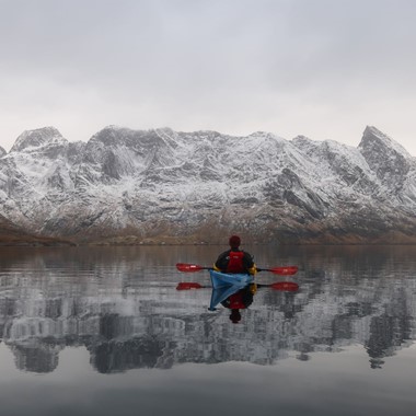 Un día tranquilo en kayak - Reine, islas Lofoten, Noruega
