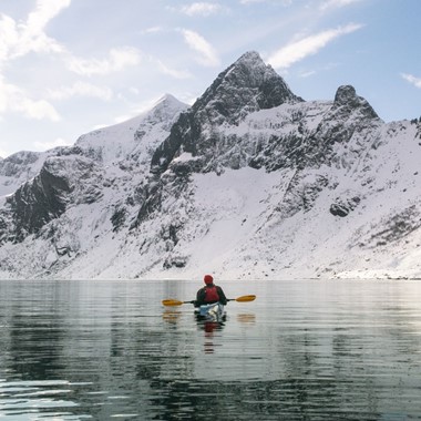 Día tranquilo de invierno en un kayak - Reine, islas Lofoten - Noruega