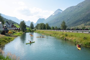 Hacer kayak en el fiordo desde Olden - Noruega