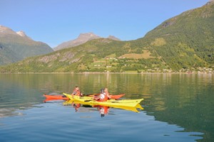 Hacer kayak en el fiordo de Nord - Olden , Noruega