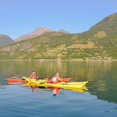 Hacer kayak en el fiordo de Nord - Olden , Noruega