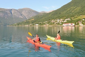 Hacer kayak en pareja - Fiordo de Nord, Olden - Noruega