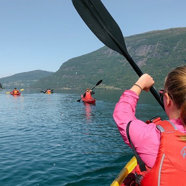 Recorrido en kayak por el fiordo de Nord en Olden, Noruega