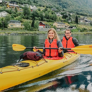 Hacer kayak para parejas felices - Olden, Noruega