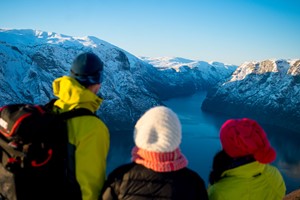 Die Aussicht genießen - Schneeschuhwanderung nach Stegastein von Flåm, Norwegen