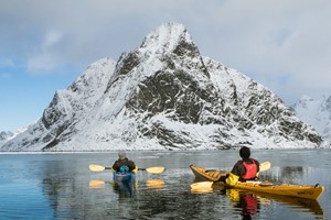 Excursión en kayak en invierno en Reine - Islas Lofoten, Noruega