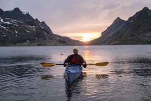 Hacer kayak bajo el sol de medianoche en Reine - Islas Lofoten - Noruega