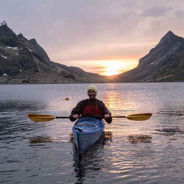 Hacer kayak bajo el sol de medianoche en Reine - Islas Lofoten - Noruega