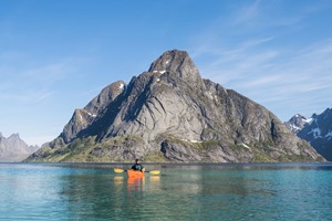 Geführte Mitternachtssonnen-Kajaktour auf den Lofoten - Reine, Norwegen