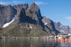 Kajaktour in Reine unter der Mitternachtssonne - Lofoten - Norwegen