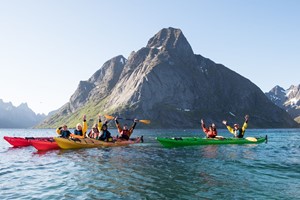 Divertido recorrido en kayak en Reine - Lofoten, Noruega