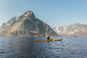 Guidet midnattssolpadling på Reinefjorden - Reine. Lofoten