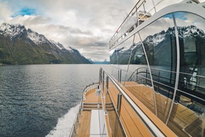 Raus an Deck bei einer Kreuzfahrt zum Trollfjord von Svolvær - Aktivitäten auf den Lofoten, Norwegen