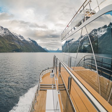 Ute på dekk på cruise til Trollfjorden fra Svolvær - Aktiviteter i Lofoten