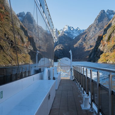 Sonne an Deck - Kreuzfahrt von Svolvær zum Trollfjord - Aktivitäten auf den Lofoten, Norwegen