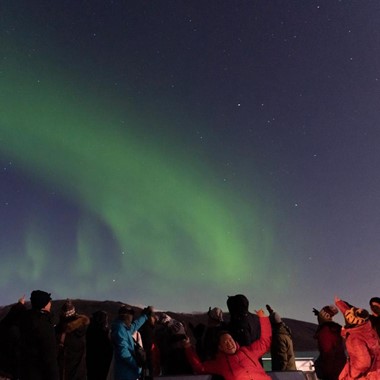 Zufriedene Nordlichttouristen - Kulinarische Nordlichtkreuzfahrt - Aktivitäten in Tromsø, Norwegen