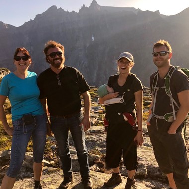 Glückliche Wanderer bei einer Wanderung zum Aussichtspunkt Trollveggen - Aktivitäten in Åndalsnes, Norwegen