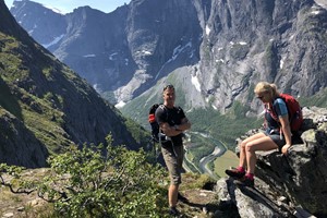 Oben auf dem Berg - Wanderung zum Aussichtspunkt Trollveggen - Aktivitäten in Åndalsnes, Norwegen