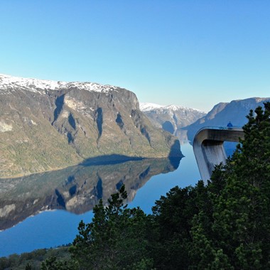 Aktivitäten in Flåm - Elektrobus von Flåm zum Aussichtspunkt Stegastein - fantastische Aussicht auf den Aurlandsfjord, Flåm, Norwegen