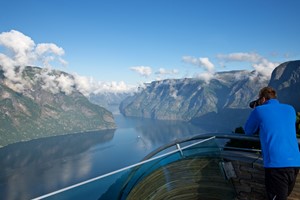 Ting å gjøre Flåm - El-buss fra Flåm til Stegastein, Nydelig utsikt over Aurlandsfjorden - Flåm, Norway