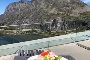 Mittagspause im Café Trollstigen - Trollstigen & Bergwanderung nach Bispevatnet - Åndalsnes, Norwegen