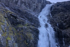Rauschender Wasserfall - Trollstigen & Bergtour nach Bispevatnet - Åndalsnes, Norwegen
