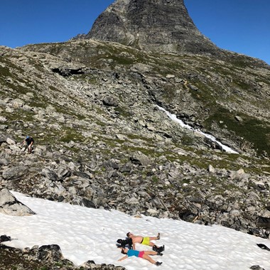 Schneeengel - Trollstigen & Bergtour nach Bispevatnet - Åndalsnes, Norwegen