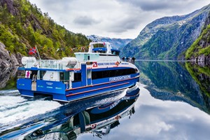 Ruhig auf dem Fjord - Fjordkreuzfahrt nach Mostraumen von Bergen - Norwegen