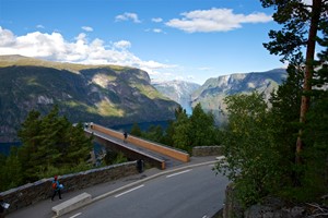 Descubre el mirador de Stegastein durante el conocido tour Norway in a nutshell® de Fjord Tours