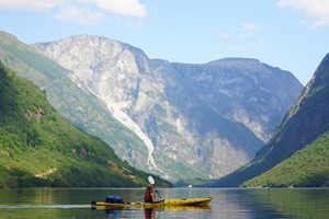 Haz kayak en el fiordo de Nærøy durante el tour Norway in a nutshell® de Fjord Tours