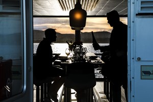 Dinner-Kreuzfahrt auf dem Oslofjord mit einem ruhigen Hybridboot - genießen Sie ein köstliches Essen an Bord - Fahrt von Oslo, Norwegen