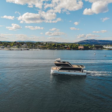 Dinner-Kreuzfahrt auf dem Oslofjord mit einem ruhigen Hybridboot - ein schöner Tag auf dem Fjord - Oslo, Norwegen
