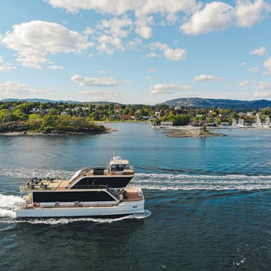 Dinner cruise on the Oslofjord with a silent hybrid boat - a sunny day on the fjord - Oslo, Norwegen