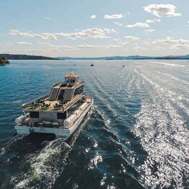 Dinner-Kreuzfahrt auf dem Oslofjord mit einem leisen Hybridboot - auf dem Weg aus dem Fjord - Oslo, Norwegen