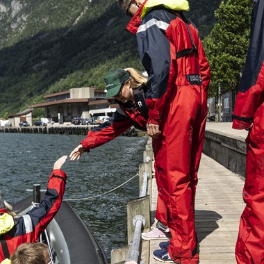 Bereit für eine Fahrt auf dem Fjord - Schlauchbootfahrt auf dem Hardangerfjord ab Odda, Norwegen