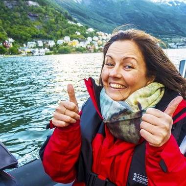 Zufriedene Gäste bei einer Rib-Bootsfahrt auf dem Hardangerfjord, Odda, Norwegen