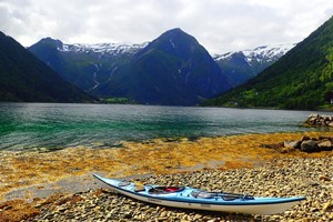 Geführte Kajaktour auf dem Sognefjord – Pause an Land – Balestrand, Norwegen