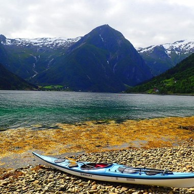 Geführte Kajaktour auf dem Sognefjord – Pause an Land – Balestrand, Norwegen
