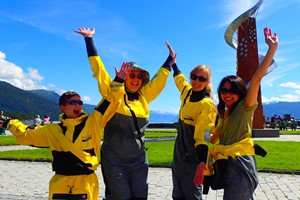 Aktivitäten in Balestrand - Geführte Kajaktour auf dem Sognefjord, Glückliche Paddler, Norwegen