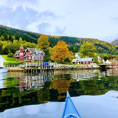 Geführte Kajaktour auf dem Sognefjord - Blick Richtung Balestrand, Norwegen