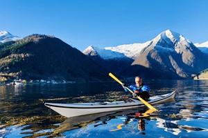 Geführte Kajaktour auf dem Sognefjord - ein schöner Tag auf dem Fjord - Aktivitäten in Balestrand, Norwegen