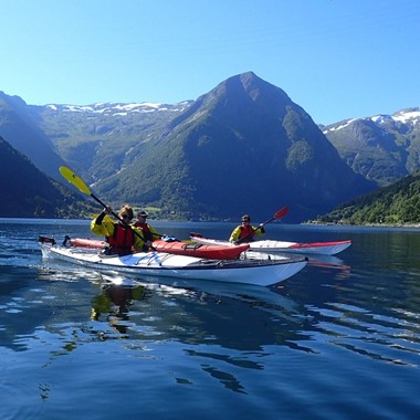 Geführte Kajaktour im Sognefjord - ruhiger Tag am Fjord - Aktivitäten in Balestrand, Norwegen