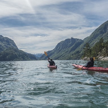 Hacer kayak en el fiordo de Hardanger - Odda, Noruega
