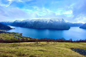 Cielos azules sobre el fiordo de Aurland - Aurland, Noruega