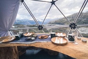Disfrutando de la vida en la cúpula en la cima de Trolltunga - Odda, Noruega